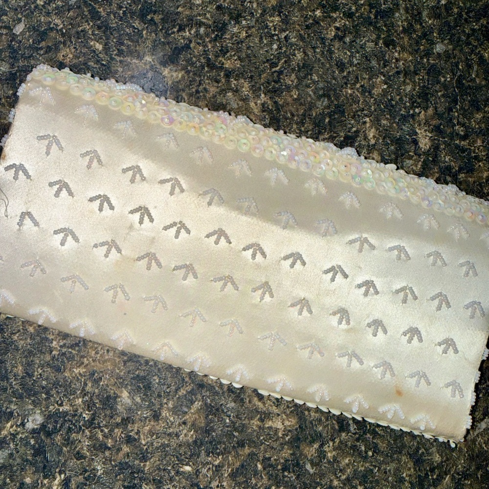 Vintage Silk Lined Beaded Cream Iridescent Mermaid Scale Patterned Sequin Clutch - Picture 4 of 9